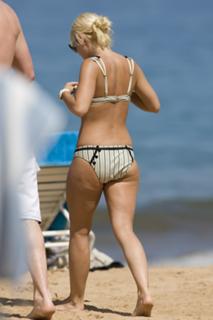 Elisha Cuthbert feet photo thumbnail