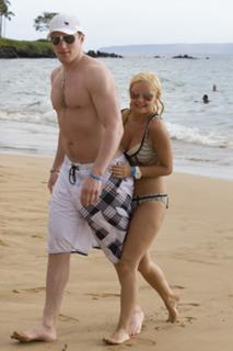 Elisha Cuthbert feet photo thumbnail
