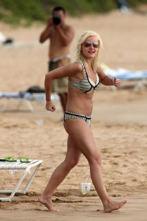 Elisha Cuthbert feet photo thumbnail