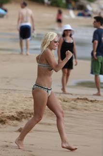 Elisha Cuthbert feet photo thumbnail