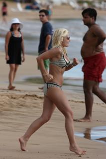 Elisha Cuthbert feet photo thumbnail