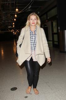 Elisha Cuthbert feet photo thumbnail