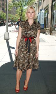 Elisha Cuthbert feet photo thumbnail