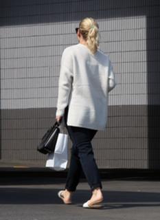 Elisha Cuthbert feet photo thumbnail