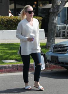 Elisha Cuthbert feet photo thumbnail