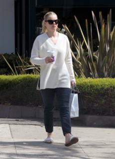 Elisha Cuthbert feet photo thumbnail