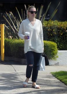 Elisha Cuthbert feet photo thumbnail
