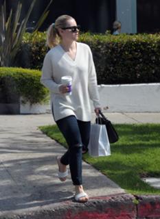 Elisha Cuthbert feet photo thumbnail
