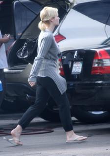 Elisha Cuthbert feet photo thumbnail