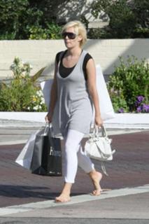 Elisha Cuthbert feet photo thumbnail