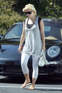 Elisha Cuthbert feet photo thumbnail