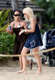 Elisha Cuthbert feet photo thumbnail