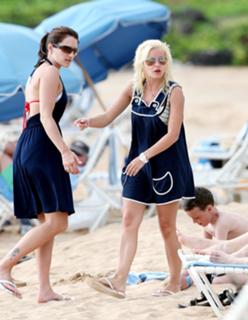 Elisha Cuthbert feet photo thumbnail
