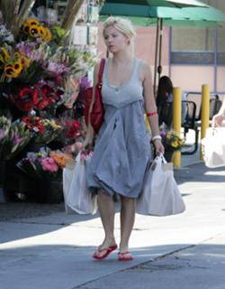 Elisha Cuthbert feet photo thumbnail