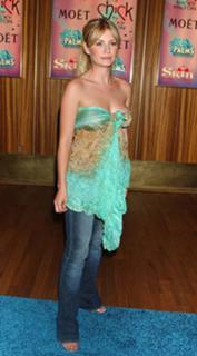 Elisha Cuthbert feet photo thumbnail