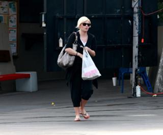Elisha Cuthbert feet photo thumbnail