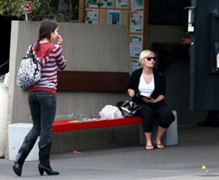 Elisha Cuthbert feet photo thumbnail