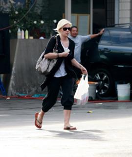 Elisha Cuthbert feet photo thumbnail