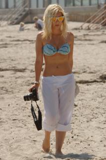 Elisha Cuthbert feet photo thumbnail