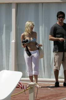 Elisha Cuthbert feet photo thumbnail