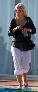 Elisha Cuthbert feet photo thumbnail