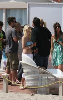 Elisha Cuthbert feet photo thumbnail