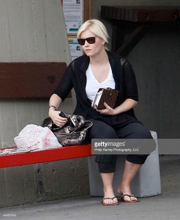 Elisha Cuthbert feet photo thumbnail