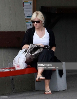 Elisha Cuthbert feet photo thumbnail