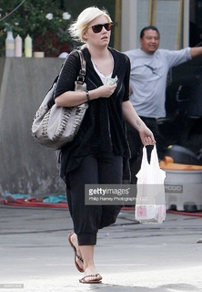 Elisha Cuthbert feet photo thumbnail