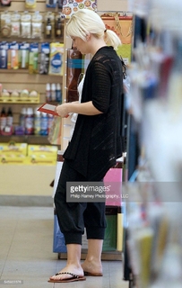 Elisha Cuthbert feet photo thumbnail