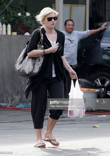 Elisha Cuthbert feet photo thumbnail