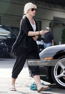 Elisha Cuthbert feet photo thumbnail