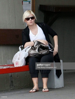 Elisha Cuthbert feet photo thumbnail