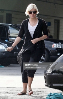 Elisha Cuthbert feet photo thumbnail
