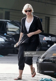 Elisha Cuthbert feet photo thumbnail