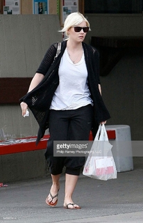 Elisha Cuthbert feet photo thumbnail