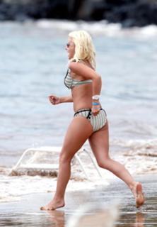 Elisha Cuthbert feet photo thumbnail