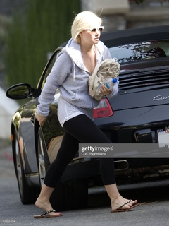 Elisha Cuthbert feet photo thumbnail