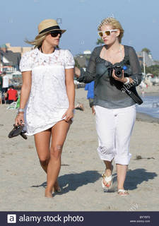 Elisha Cuthbert feet photo thumbnail