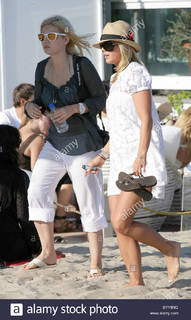 Elisha Cuthbert feet photo thumbnail