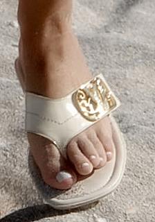 Elisha Cuthbert feet photo thumbnail