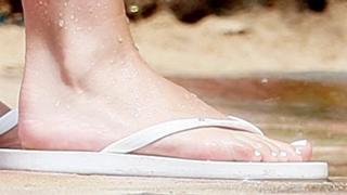 Elisha Cuthbert feet photo thumbnail