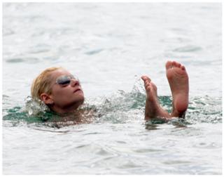 Elisha Cuthbert feet photo thumbnail