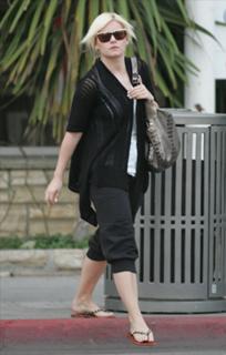 Elisha Cuthbert feet photo thumbnail