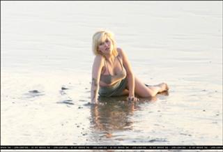 Elisha Cuthbert feet photo thumbnail