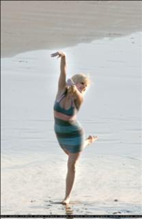 Elisha Cuthbert feet photo thumbnail