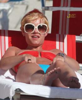 Elisha Cuthbert feet photo thumbnail