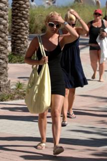 Elisha Cuthbert feet photo thumbnail