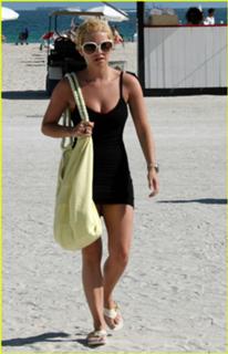 Elisha Cuthbert feet photo thumbnail