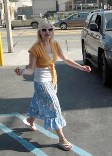 Elisha Cuthbert feet photo thumbnail